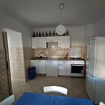 Lucy's Place מורטר