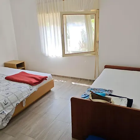 Lucy's Place * Murter